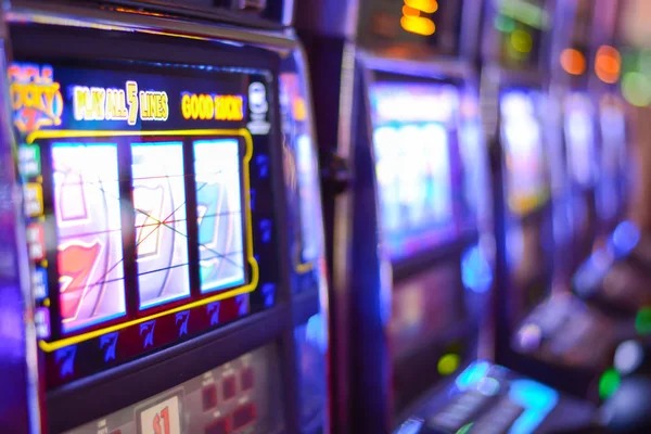 Capsa Susun mobile gameplay showing card arrangement interface and player positions